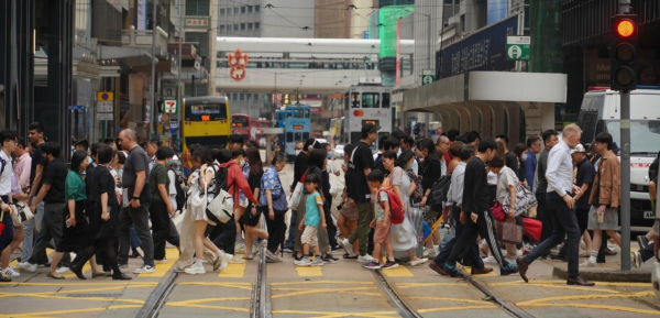 調查發現過半數香港打工仔寧減薪求快樂。（圖片來源︰HKET）
