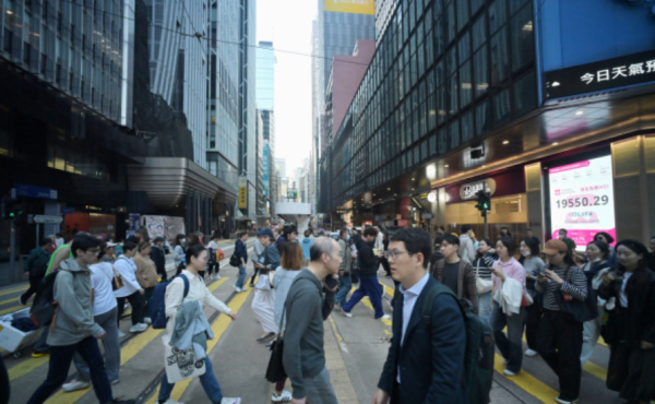 調查發現過半數香港打工仔寧減薪求快樂。（圖片來源︰HKET）