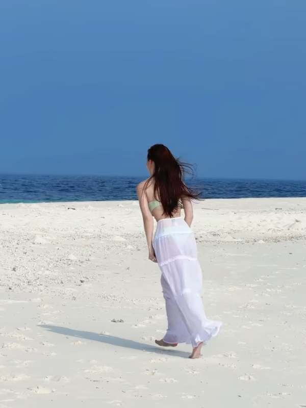 海兒老師激罕晒比堅尼相解放SS級身材!晒緊實翹臀股惑震撼網民全體暴動