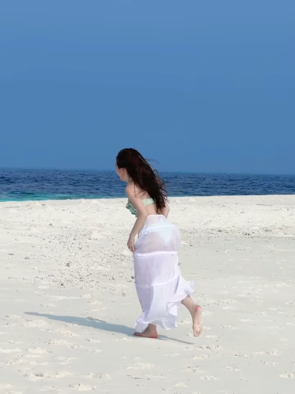 海儿老师激罕晒比基尼相解放SS级身材！晒紧实翘臀勾震憾网友全体暴动