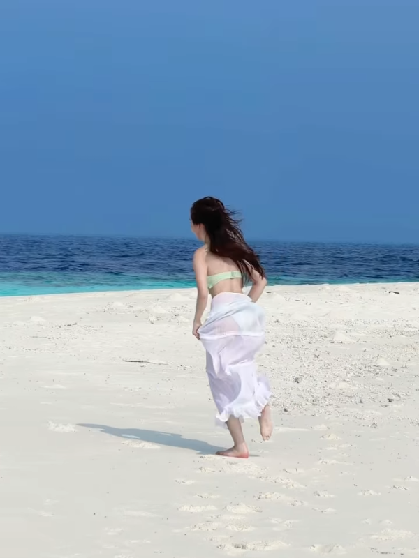 海儿老师激罕晒比基尼相解放SS级身材！晒紧实翘臀勾震憾网友全体暴动