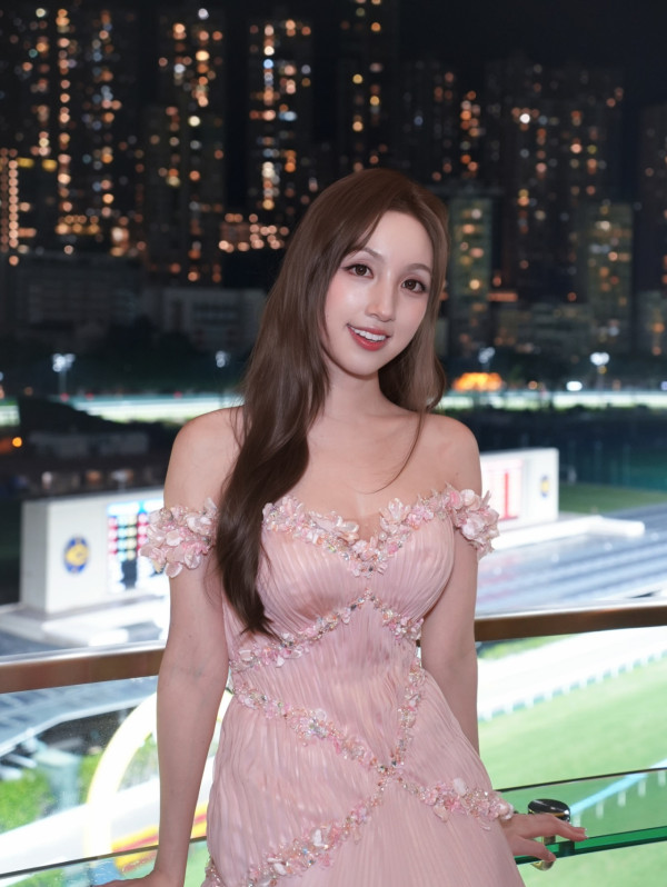 海儿老师激罕晒比基尼相解放SS级身材！晒紧实翘臀勾震憾网友全体暴动