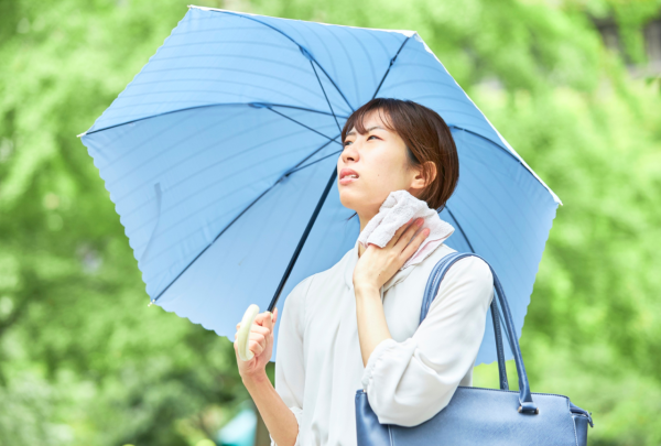 夏天保命神物！網民狂推日本超輕量「防曬遮王」：每次開遮都心存感激！如行走隱形冷氣、100%遮光抗 UV