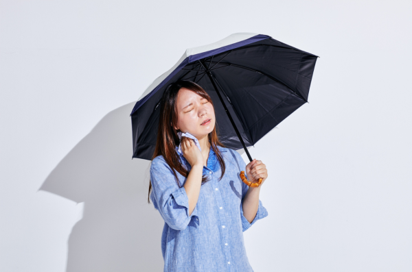 夏天保命神物！網民狂推日本超輕量「防曬遮王」：每次開遮都心存感激！如行走隱形冷氣、100%遮光抗 UV