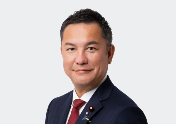 日本最年輕知事憑偶像級顏值爆紅 背景大起底！港台網民狂呼：要移居福井 