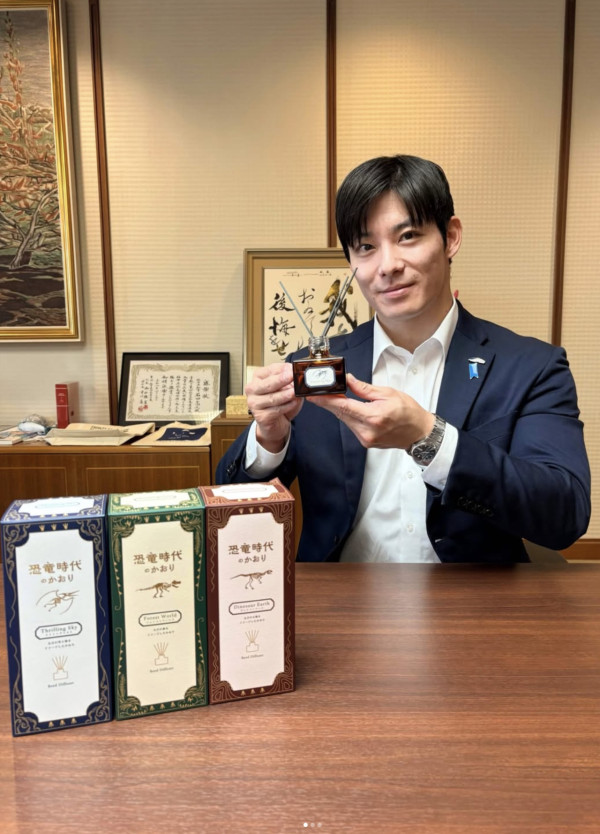 日本最年輕知事憑偶像級顏值爆紅 背景大起底！港台網民狂呼：要移居福井 