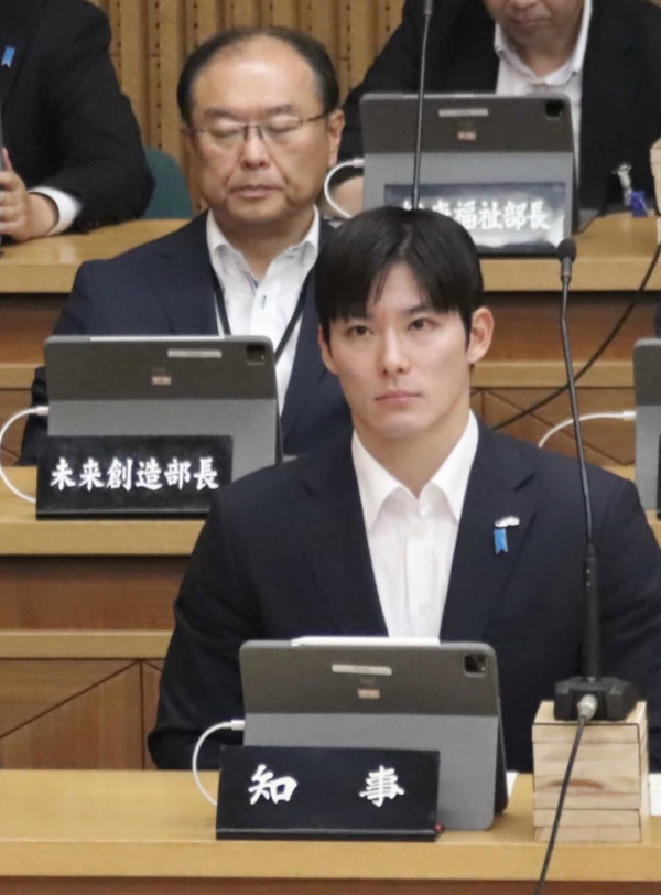日本最年輕知事憑偶像級顏值爆紅 背景大起底！港台網民狂呼：要移居福井 