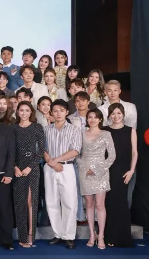 TVB節目巡禮｜小生花旦排位大合照掀暗湧！昔日寵兒由C位流放邊疆企最後一排