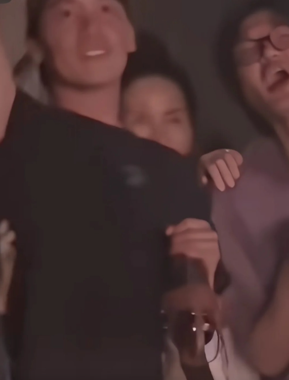 王菲低调现身谢霆锋演唱会惊传已秘婚！镜头惊见左手无名指戴钻戒画面疯传