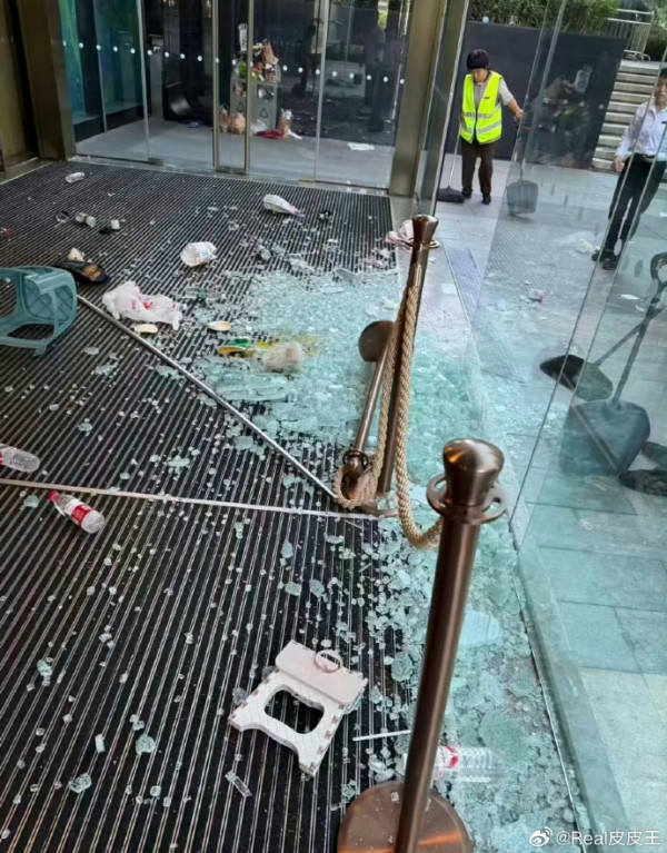 张凌赫南宁活动爆意外!粉丝挤爆玻璃致多人受伤!工作室宣布全额赔偿受影响粉丝