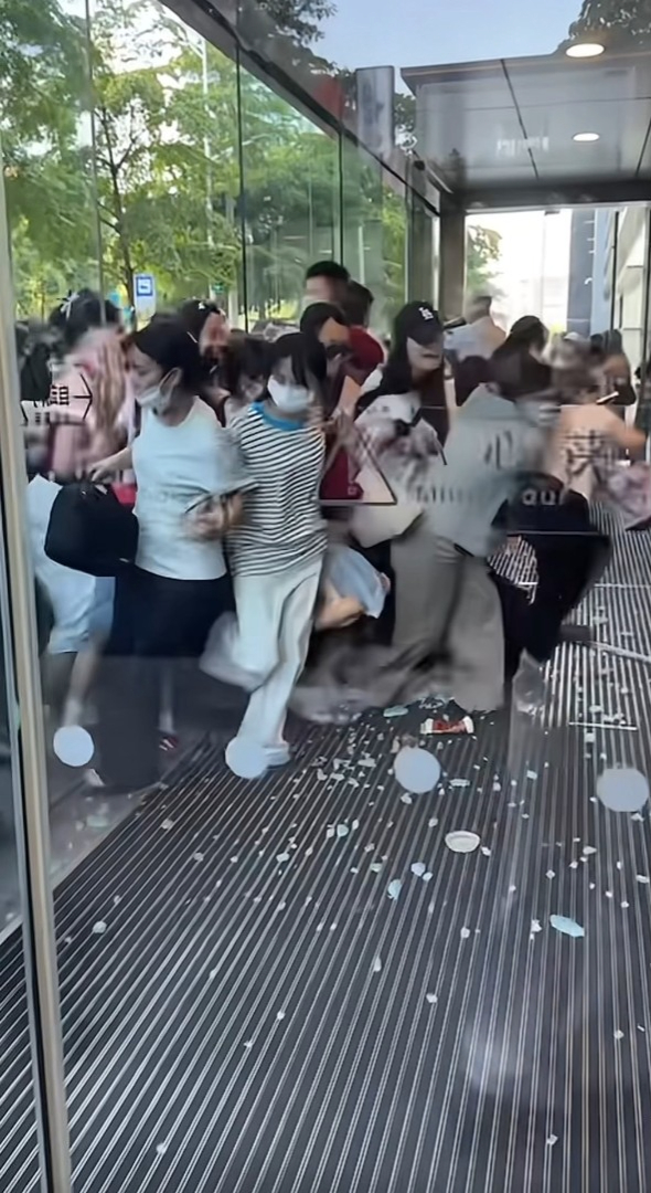 张凌赫南宁活动爆意外!粉丝挤爆玻璃致多人受伤!工作室宣布全额赔偿受影响粉丝