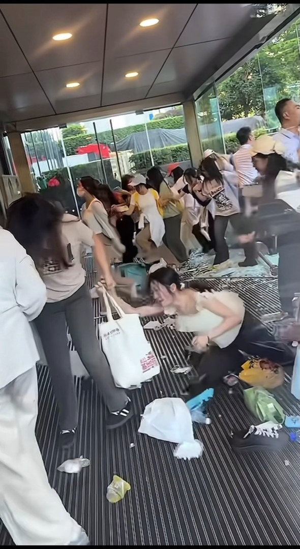 张凌赫南宁活动爆意外!粉丝挤爆玻璃致多人受伤!工作室宣布全额赔偿受影响粉丝