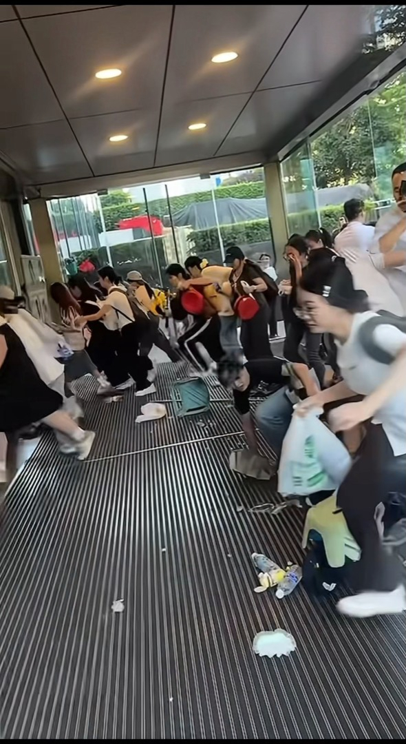 张凌赫南宁活动爆意外！粉丝挤爆玻璃致多人受伤！工作室宣布全额赔偿受影响粉丝