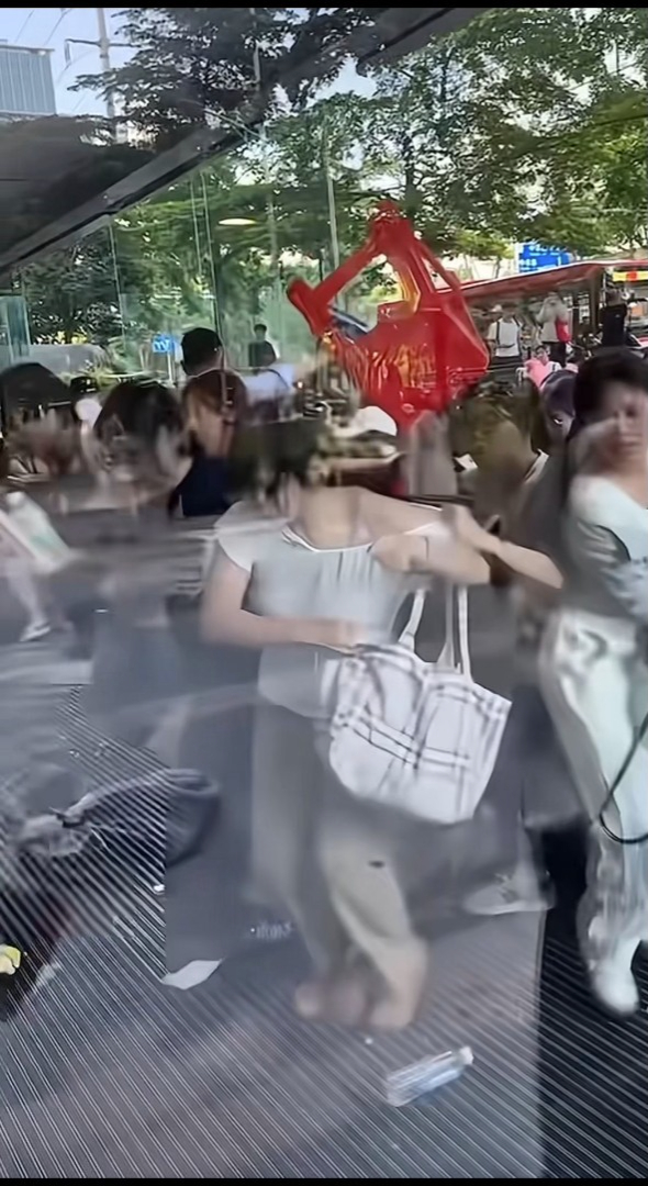 张凌赫南宁活动爆意外！粉丝挤爆玻璃致多人受伤！工作室宣布全额赔偿受影响粉丝