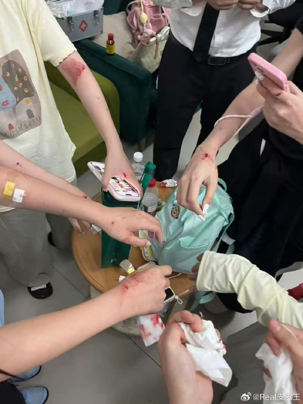 张凌赫南宁活动爆意外!粉丝挤爆玻璃致多人受伤!工作室宣布全额赔偿受影响粉丝