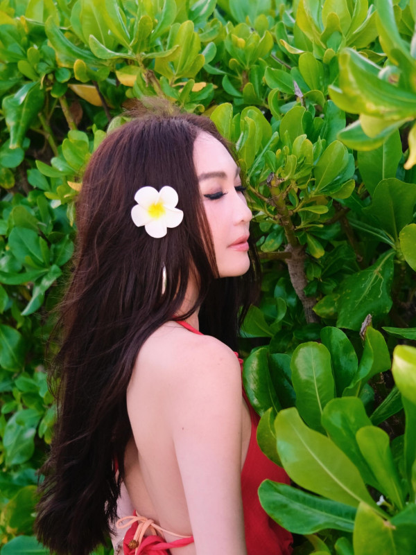 溫碧霞沙灘大解放晒三點式寫真極震撼！最真實身材體態驚呆網民：就嚟60歲
