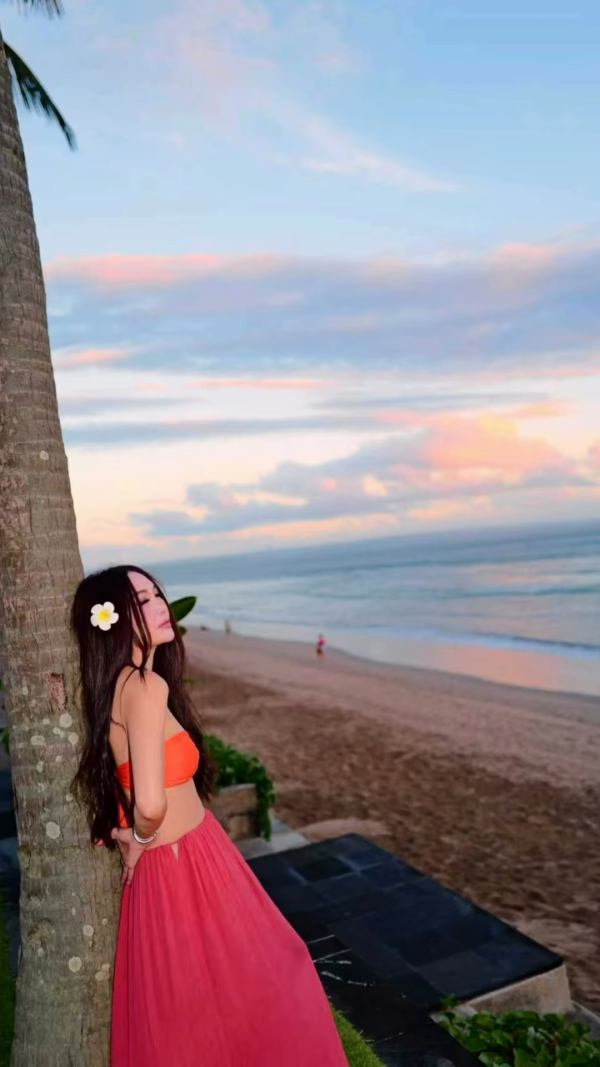 溫碧霞沙灘大解放晒三點式寫真極震撼！最真實身材體態驚呆網民：就嚟60歲
