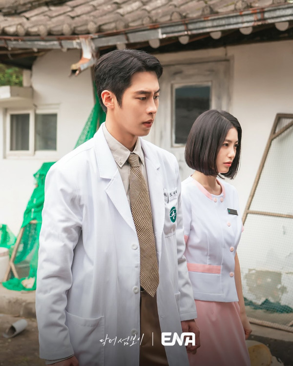 医到孤岛爱上你线上看︱Disney+同步更新集数!李宰旭辛叡恩剧情角色介绍