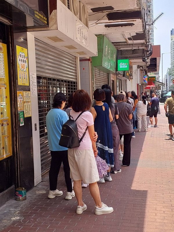 长沙湾餐厅惊现超长人龙!网友直击清晨见“神秘食材”直送!名厨激赞天花板 网友却狠批:有口感没味道