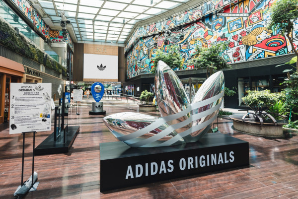 adidas新店送限量版吊飾/棒球帽/背包/現金券！簡單3步即免費獲得！網民實測成功夾走禮品 