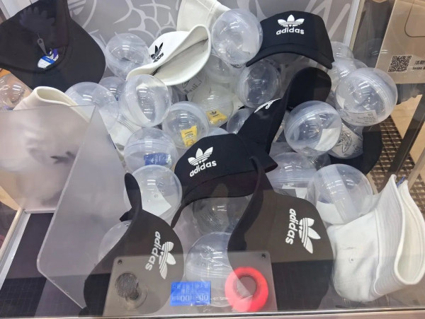 adidas新店送限量版吊飾/棒球帽/背包/現金券！簡單3步即免費獲得！網民實測成功夾走禮品 
