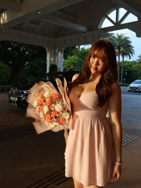 Bob大女儿18岁生日震撼挤胸贺成人礼！超低胸Deep V晒深长事业线引网友哄动