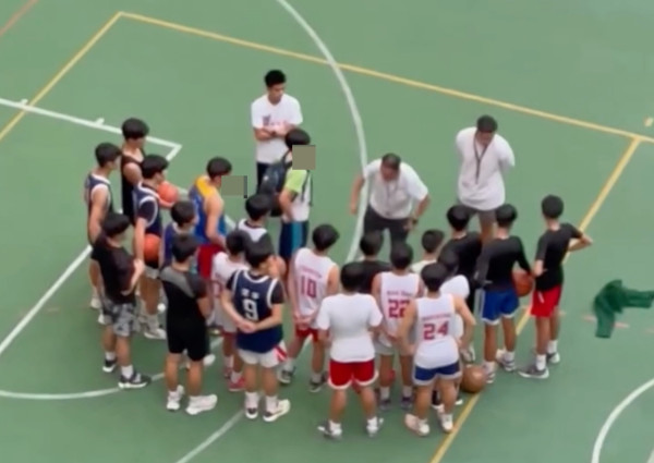 知名篮球教练涉连番掌掴学生！视频网上疯传 疑为篮总副会长翁金骅！网友曝黑历史：曾用战术板拍球员