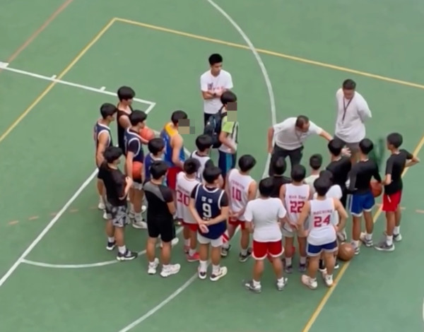 知名篮球教练涉连番掌掴学生！视频网上疯传 疑为篮总副会长翁金骅！网友曝黑历史：曾用战术板拍球员