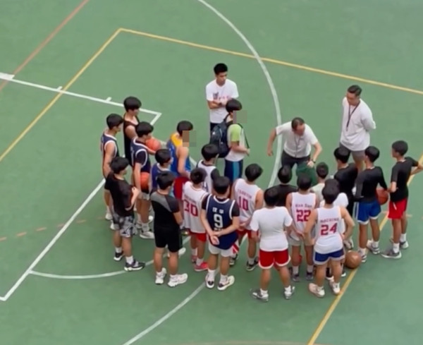 知名篮球教练涉连番掌掴学生！视频网上疯传 疑为篮总副会长翁金骅！网友曝黑历史：曾用战术板拍球员