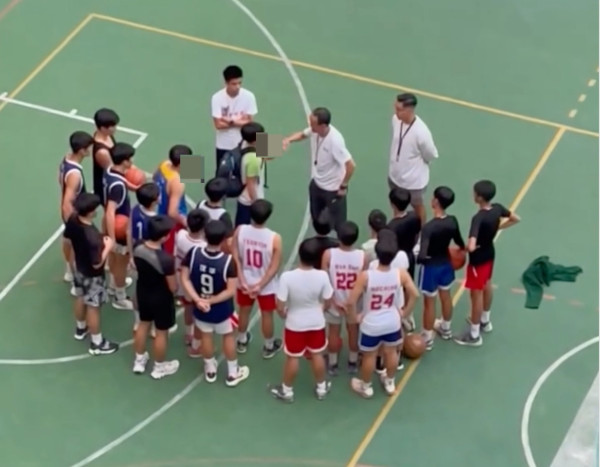 知名篮球教练涉连番掌掴学生！视频网上疯传 疑为篮总副会长翁金骅！网友曝黑历史：曾用战术板拍球员
