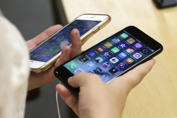 【iPhone慳電迷思】滑手機做「1 動作」原來是幫倒忙？專家：恐令iPhone耗電更快