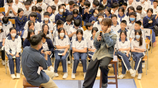 Jeffrey魏浚笙现身小西湾校园Tour惹关注！学生笑问“几时才轮到我学校？”　