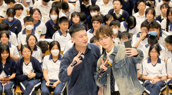 Jeffrey魏浚笙现身小西湾校园Tour惹关注！学生笑问“几时才轮到我学校？”　