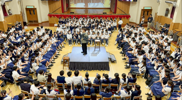 Jeffrey魏浚笙现身小西湾校园Tour惹关注！学生笑问“几时才轮到我学校？”　