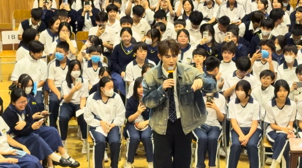 Jeffrey魏浚笙现身小西湾校园Tour惹关注！学生笑问“几时才轮到我学校？”　