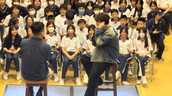 Jeffrey魏浚笙现身小西湾校园Tour惹关注！学生笑问“几时才轮到我学校？”　