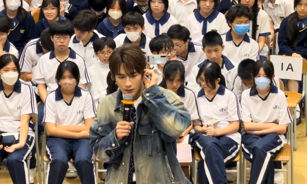 Jeffrey魏浚笙现身小西湾校园Tour惹关注！学生笑问“几时才轮到我学校？”　