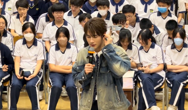 Jeffrey魏浚笙现身小西湾校园Tour惹关注！学生笑问“几时才轮到我学校？”　
