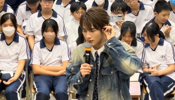 Jeffrey魏浚笙现身小西湾校园Tour惹关注！学生笑问“几时才轮到我学校？”　