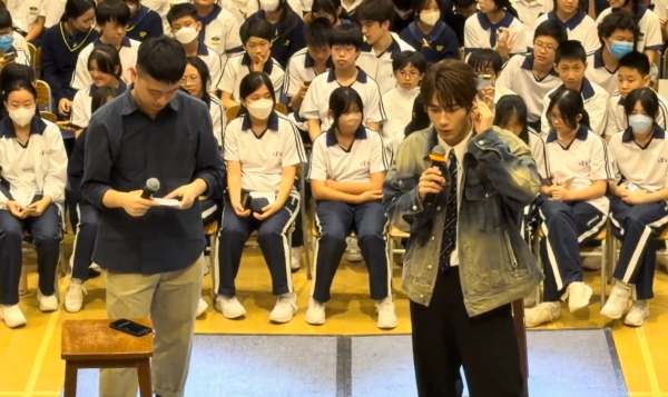 Jeffrey魏浚笙现身小西湾校园Tour惹关注！学生笑问“几时才轮到我学校？”　