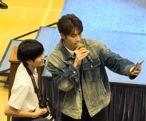 Jeffrey魏浚笙现身小西湾校园Tour惹关注！学生笑问“几时才轮到我学校？”　