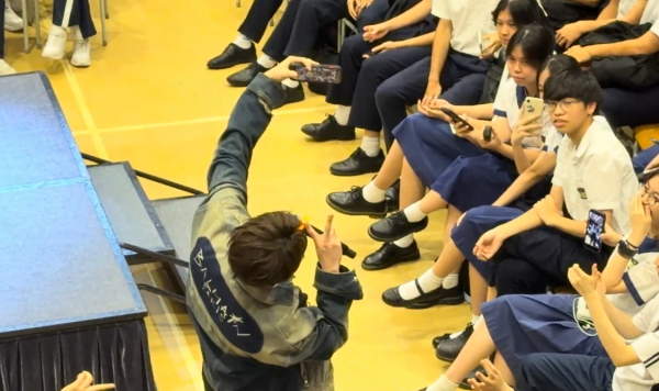 Jeffrey魏浚笙现身小西湾校园Tour惹关注！学生笑问“几时才轮到我学校？”　