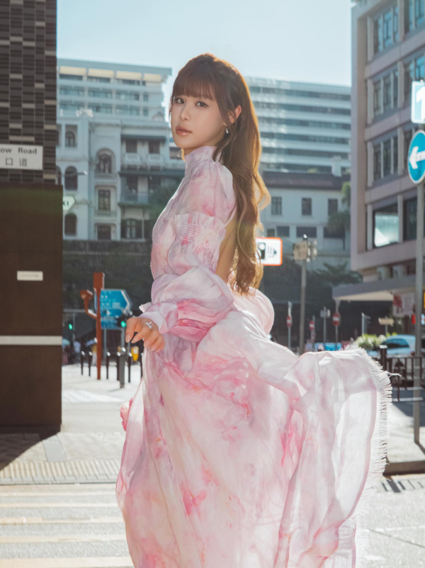 古佩玲現身尖沙咀驚現雙唇異常進化 真人芭比五官嚇窒網民:連個嘴都唔放過