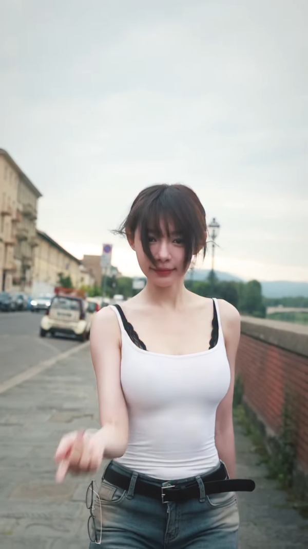 林明禎36歲生日當街透黑bra奇峰突出！34E澎湃上圍狂晃動拋窒網民眼球