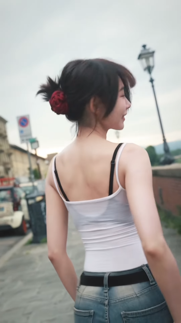 林明禎36歲生日當街透黑bra奇峰突出！34E澎湃上圍狂晃動拋窒網民眼球