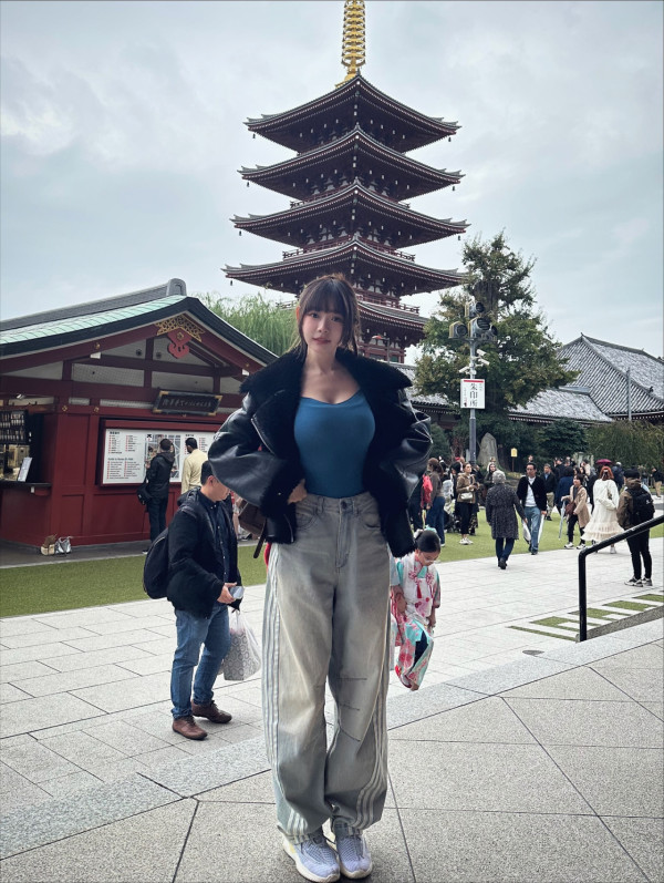 林明禎36歲生日當街透黑bra奇峰突出！34E澎湃上圍狂晃動拋窒網民眼球