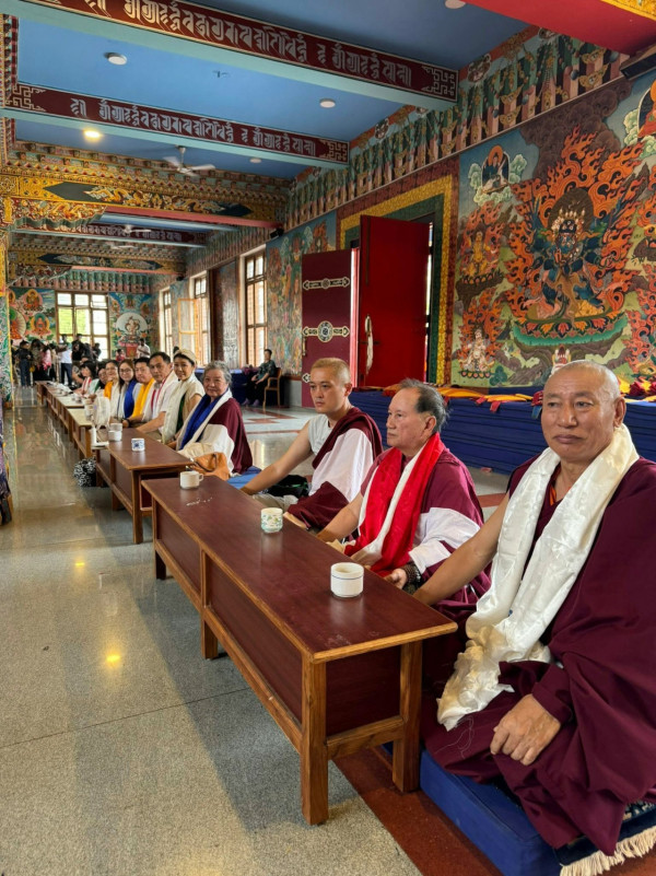 李泳漢神隱飛印度現身法會穿紅袈裟虔誠誦經 被脫離父子關係後傳今日低調回港