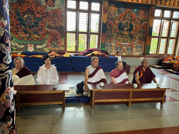 李泳漢神隱飛印度現身法會穿紅袈裟虔誠誦經 被脫離父子關係後傳今日低調回港