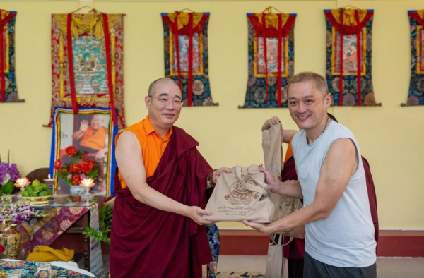 李泳漢神隱飛印度現身法會穿紅袈裟虔誠誦經 被脫離父子關係後傳今日低調回港