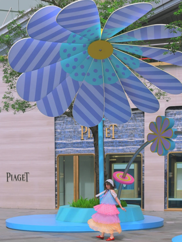 圖片來源:小紅書@深圳萬象城 深圳萬象城巨型藝術風車絢爛登場!夏日心動樂園3大打卡位:風車陣+夢幻泡泡